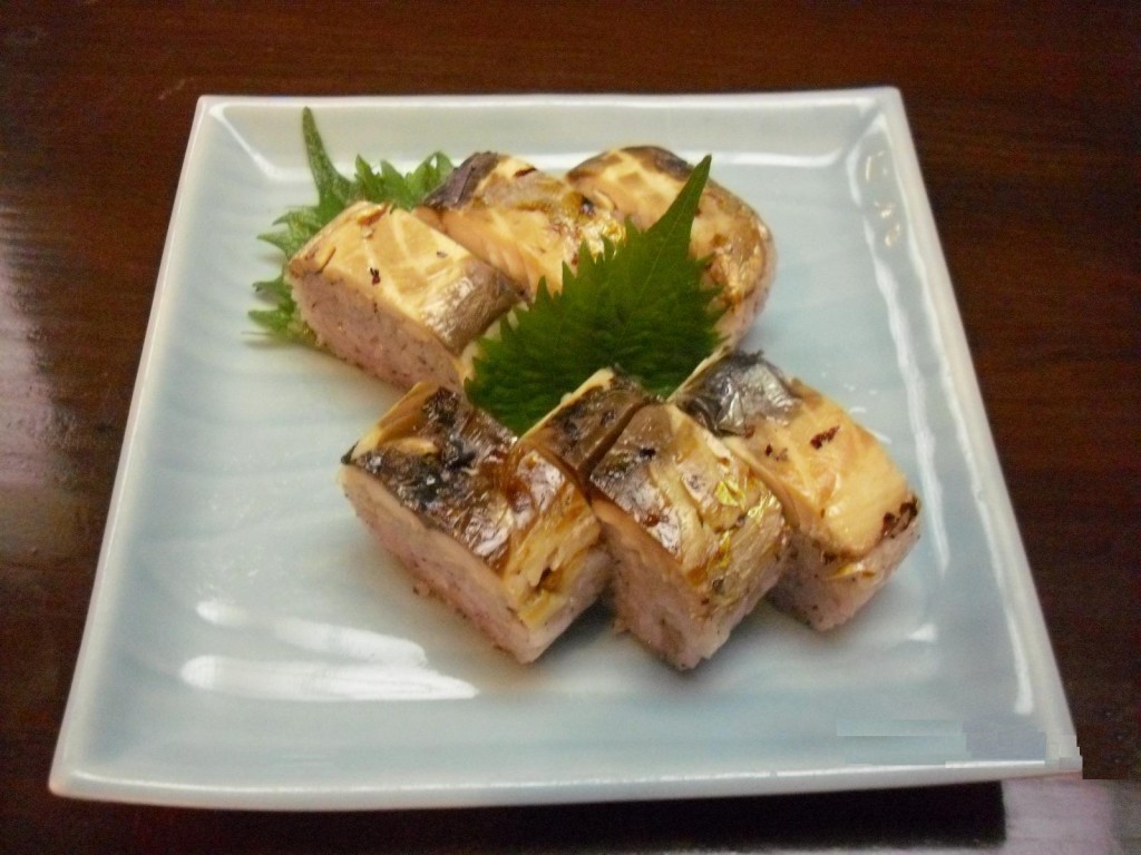 Grilled mackerel sushi roll